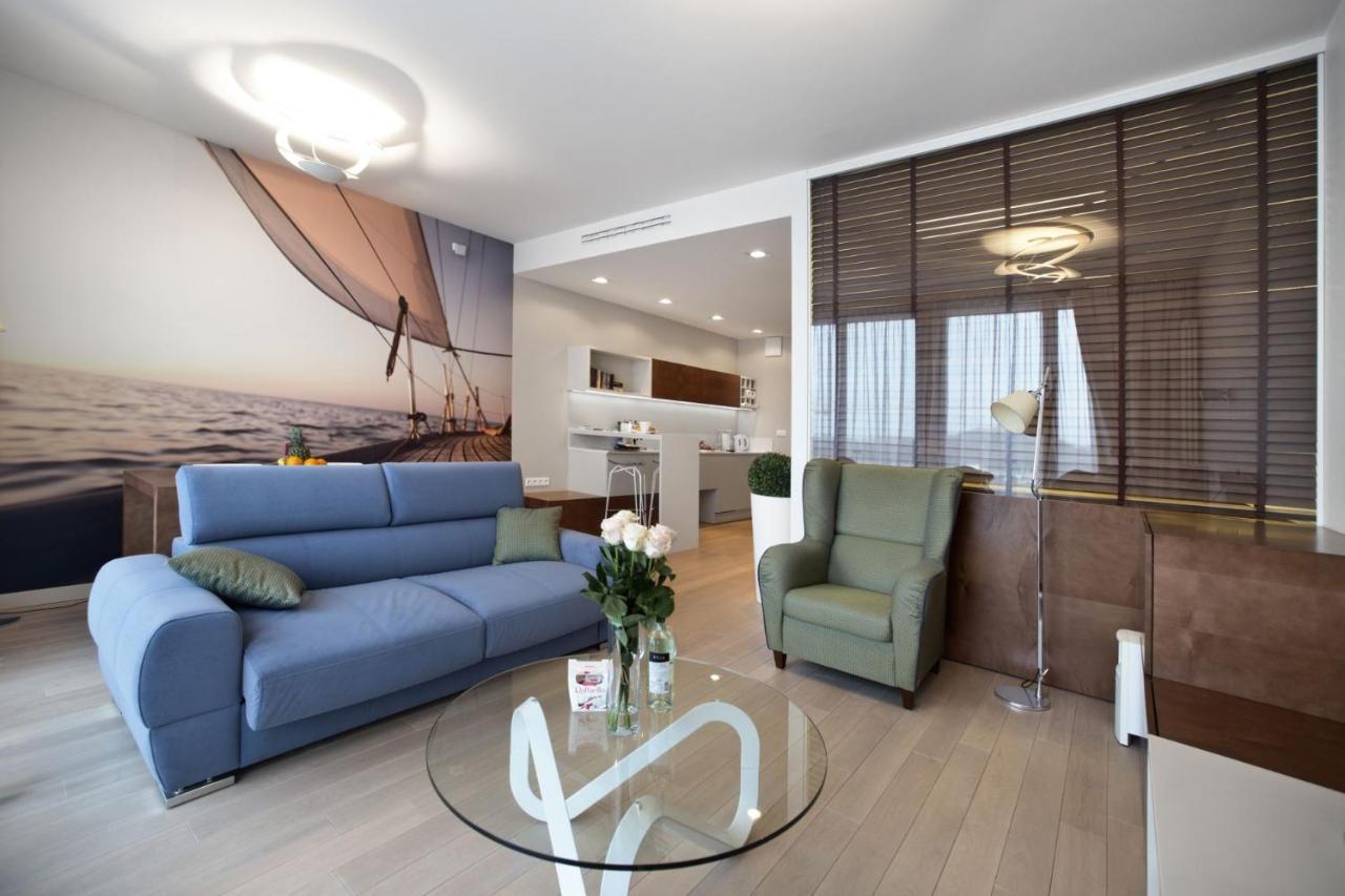 Triton Park Accommodation By P&O Serviced Apartments Varşovia Exterior foto