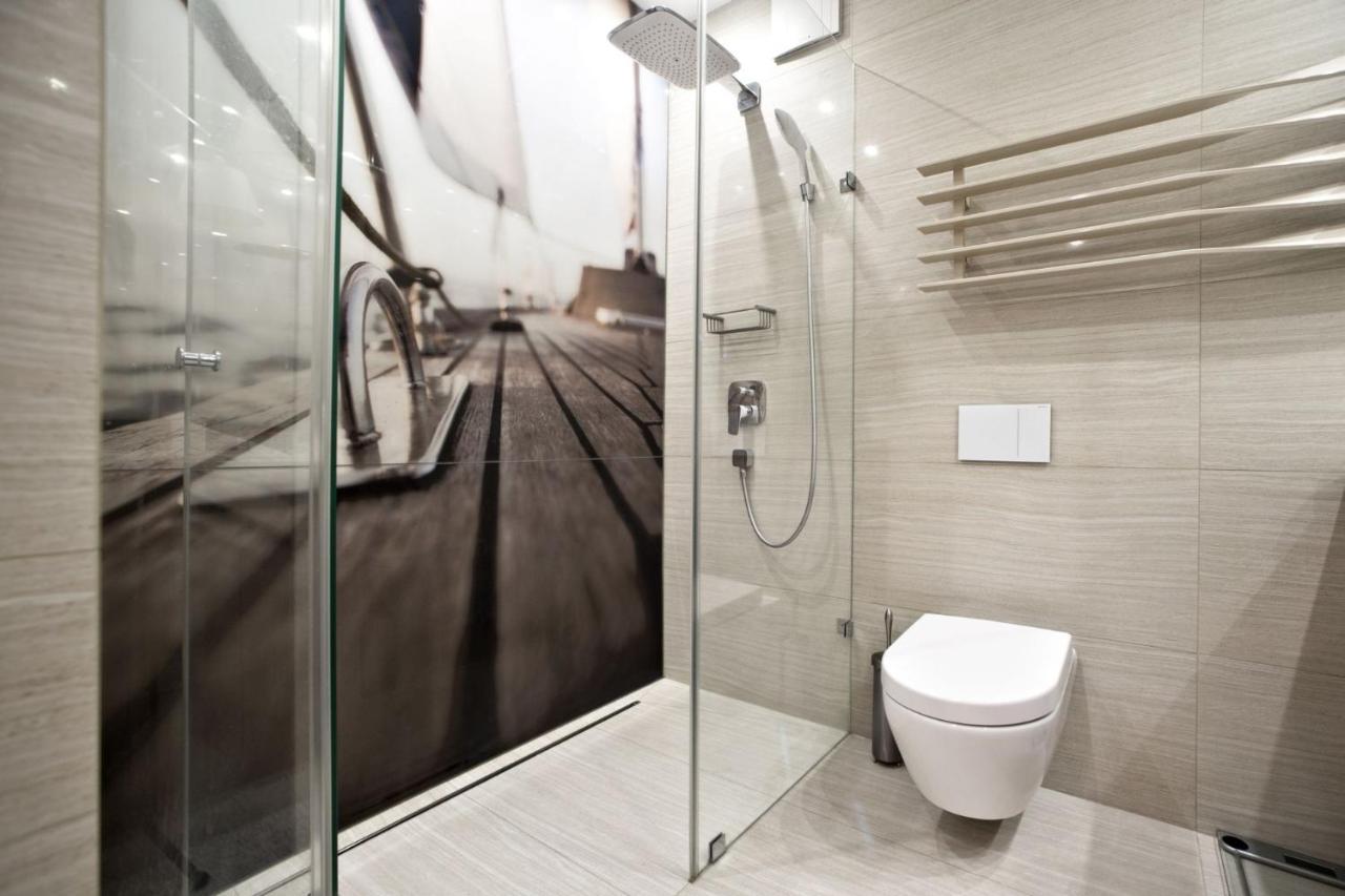 Triton Park Accommodation By P&O Serviced Apartments Varşovia Exterior foto