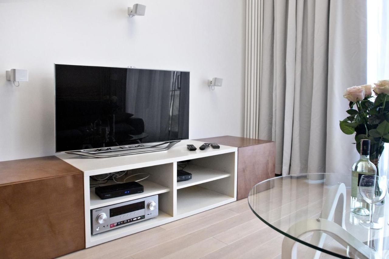 Triton Park Accommodation By P&O Serviced Apartments Varşovia Exterior foto