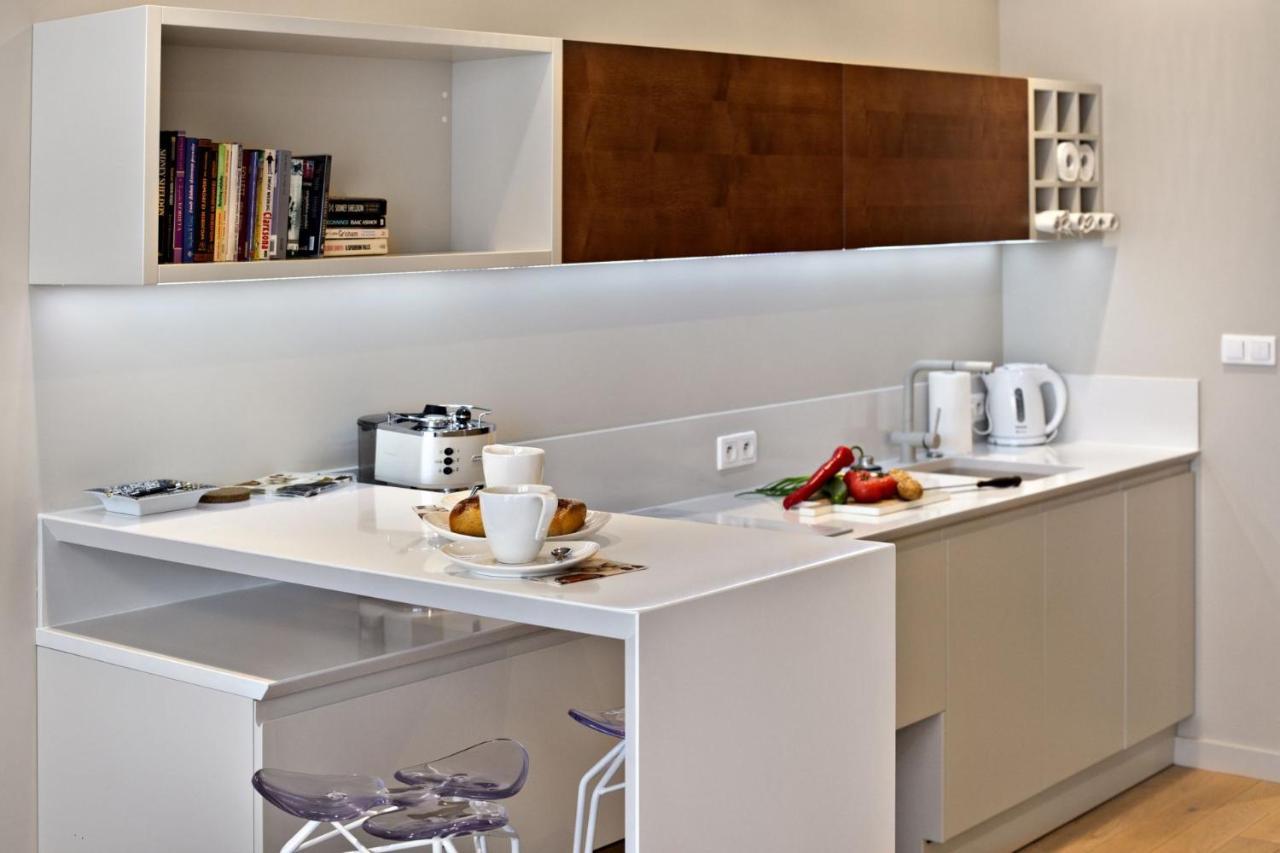 Triton Park Accommodation By P&O Serviced Apartments Varşovia Exterior foto